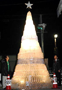 árvore de Natal feita d egarrafa PET