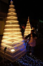 árvore de Natal feita com garrafas PET